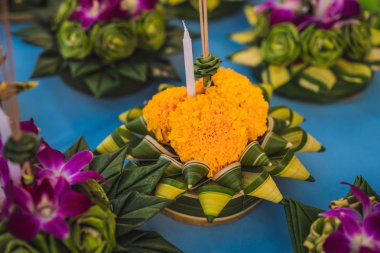 Loy Krathong festivali. İnsanlar Tayland 'daki Loy Krathong festivalini kutlamak için çiçek ve mum alıp suyun üzerinde yüzüyor.