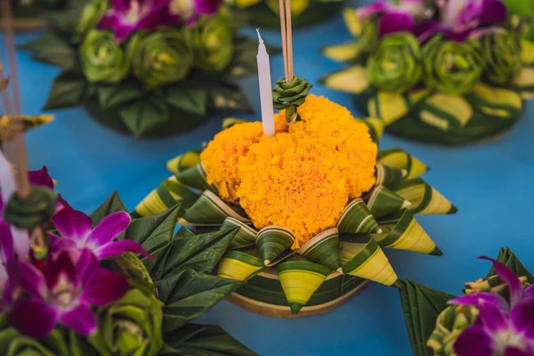 Loy Krathong festival, Lidé koupit květiny a svíčky na světlo a plavat na vodě na oslavu Loy Krathong festival v Thajsku — Stock fotografie