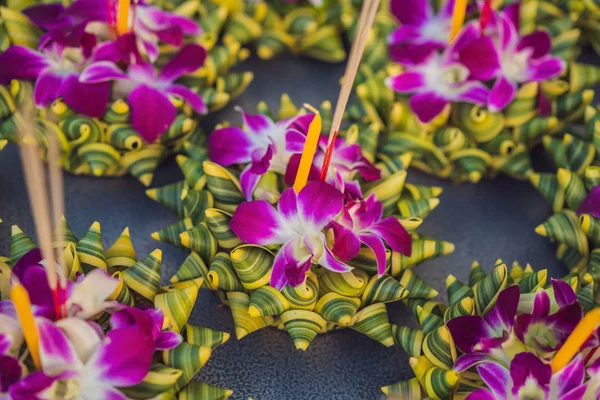 在泰国，人们买鲜花和蜡烛点灯，然后在水面上飘浮，庆祝洛城节 — 图库照片