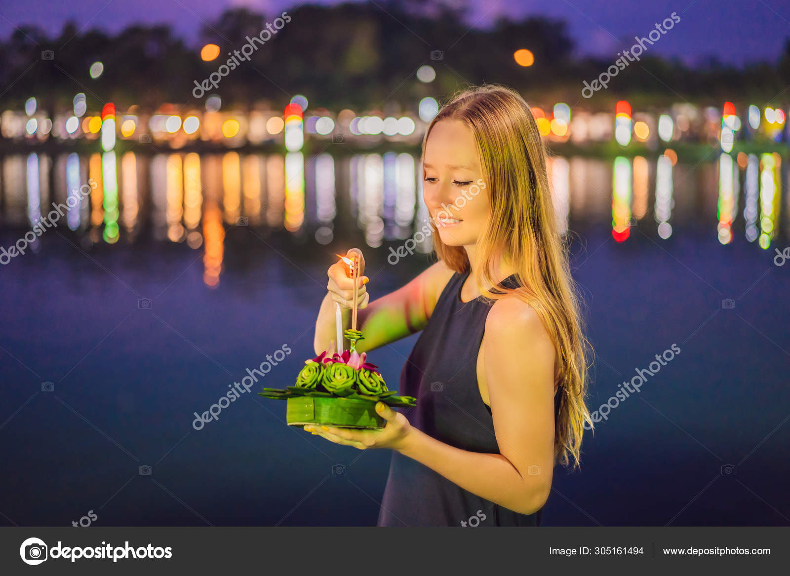 Eine Touristin Halt Den Krathong In Den Handen Und Will Ihn Ins Wasser Werfen Beim Krathong