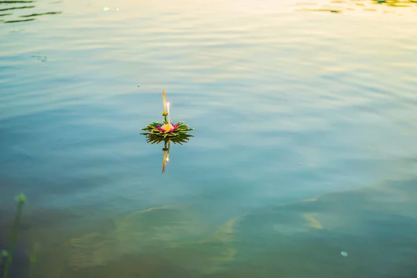 Loy Krathong Festival, Menschen kaufen Blumen und Kerzen zum Anzünden und schwimmen auf dem Wasser, um das Loy Krathong Festival in Thailand zu feiern — Stockfoto