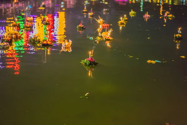 Loy Krathong festival, Lidé koupit květiny a svíčky na světlo a plavat na vodě na oslavu Loy Krathong festival v Thajsku — Stock fotografie