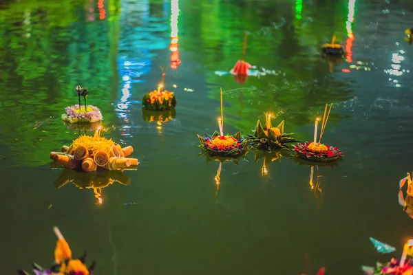 Loy Krathong festival, Folk köper blommor och ljus för att tända och flyta på vatten för att fira Loy Krathong festivalen i Thailand — Stockfoto