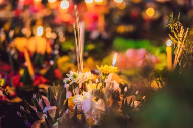 Loy Krathong festivali. İnsanlar Tayland 'daki Loy Krathong festivalini kutlamak için çiçek ve mum alıp suyun üzerinde yüzüyor.