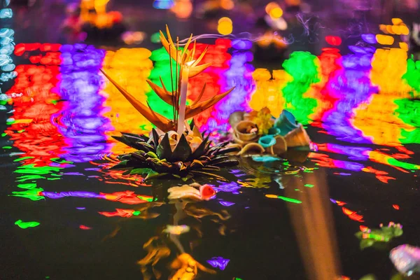 Festival Loy Krathong, La gente compra flores y velas para encender y flotar en el agua para celebrar el festival Loy Krathong en Tailandia —  Fotos de Stock