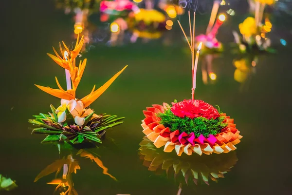 Фестиваль Лой-Кратонг, люди купують квіти і свічки для світла і плавають на воді, щоб відсвяткувати фестиваль Лой-Кратонг в Таїланді. — стокове фото