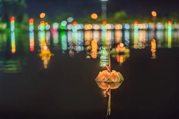 Loy Krathong festival, as pessoas compram flores e velas para acender e flutuar na água para celebrar o festival Loy Krathong na Tailândia — Fotografia de Stock