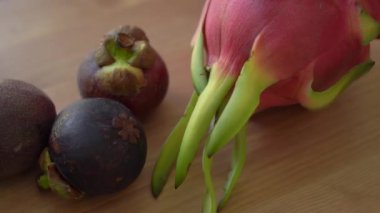 gri bir seramik kase mango küpleri ve tropikal meyve çok bir masaüzerinde yatıyordu