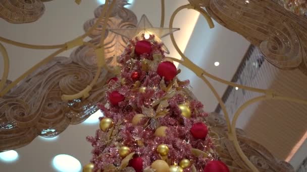 Slowmotion heandheld coup d'un arbre de Noël rouge et doré — Video
