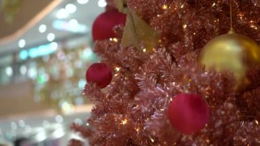 Yavaş hareket heandheld kırmızı ve altın Chrismas ağacının atış