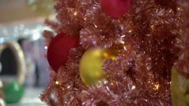 Yavaş hareket heandheld kırmızı ve altın Chrismas ağacının atış