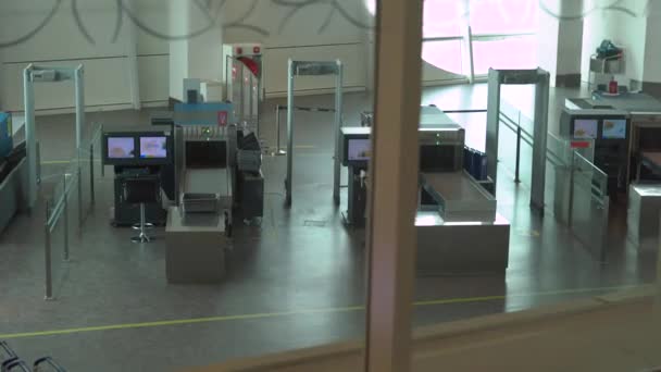 Steadicam prise d'une zone de contrôle douanier dans un aéroport — Video