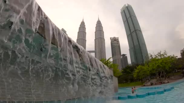 Kuala-Lumpur, Malásia - 12 de maio de 2018: cachoeira artificial perto da piscina no parque em torno das torres Petronas Kulala-Lumpur — Vídeo de Stock