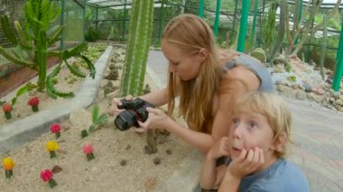 Aile ziyaret kaktüsler, kaktüs Bölgesi'nde bir botanik bahçesi Pennang, Malezya