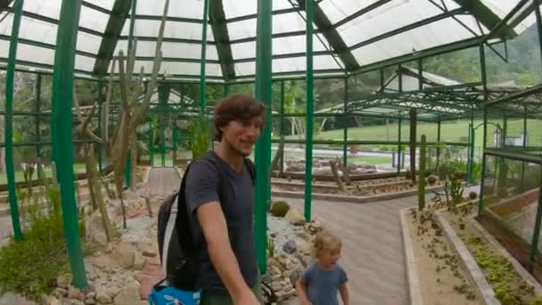 Familia visitando los cactus, zona de cactus en un jardín botánico de Pennang, Malasia — Vídeos de Stock