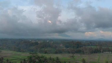 Pirinç dosyalarından ve arkalarındaki Agung dağının havadan hızlandırılmış çekimi. Ubud köyünden Agung yanardağı görünümü