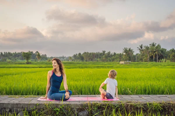 Chłopiec i jego nauczyciel jogi robią jogę w polu ryżu — Zdjęcie stockowe