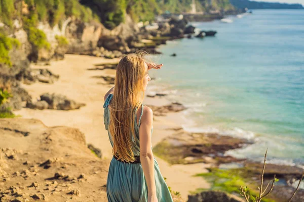 Jonge vrouw toerist op Pantai Tegal Wangi Beach, Bali eiland, Indonesië. Bali Travel concept — Stockfoto