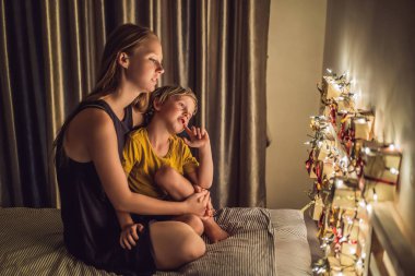 Anne ve oğlu başlık üzerinde Advent takvimi izliyor