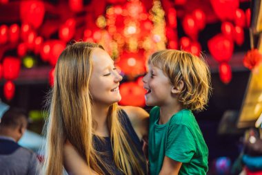 Anne ve oğlu Çin kırmızı fener bakmak Çin yeni yılı kutlamak