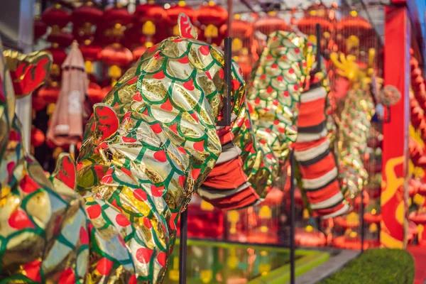 Kinesisk nyttår Decoration- Closeup of Dancing Dragon på festlig bakgrunn – stockfoto