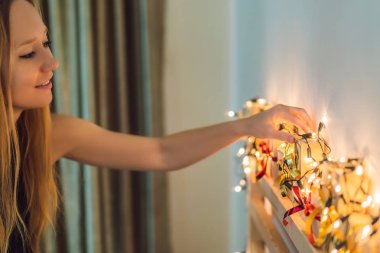 Anne bir çocuk için bir gelişi takvim yapar - bir oğlu veya kızı