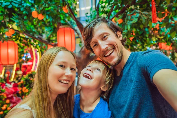 Mutlu aile kutlamak Çin yeni yılı Çin kırmızı fener bakmak