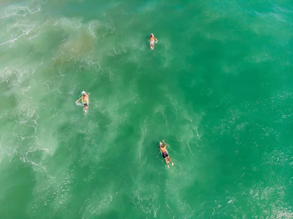 Uma vista de cima dos surfistas no oceano — Fotografia de Stock