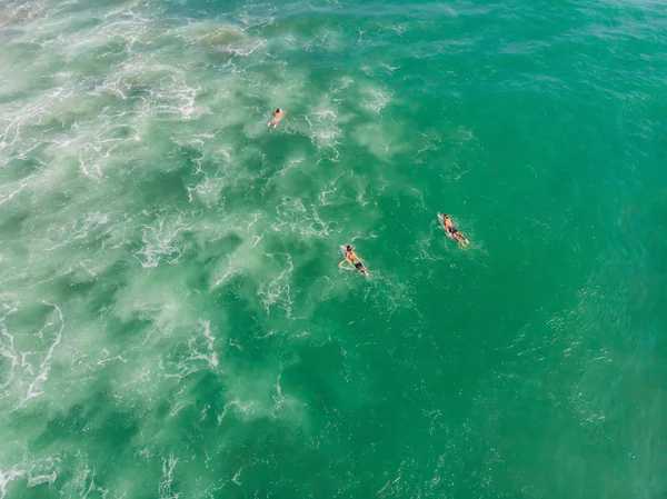 Una vista dall'alto dei surfisti nell'oceano — Foto Stock