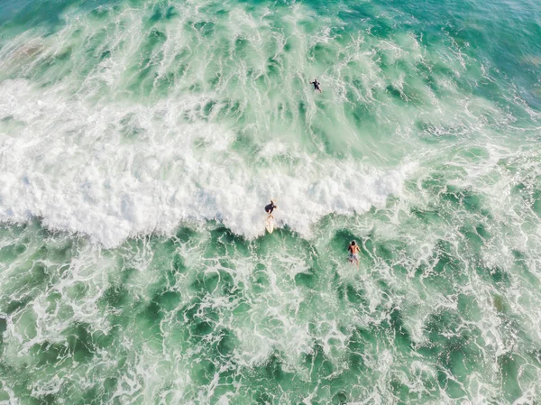 Вид сверху на серферов в океане — стоковое фото