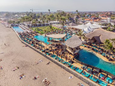 26.07.2019 Bali, Endonezya: Finns Bali Beach Club Batu Balong plajı, Bali'de dünyaca ünlü sörf noktası
