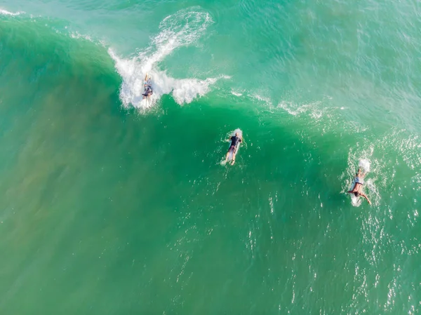 Uma vista de cima dos surfistas no oceano — Fotografia de Stock