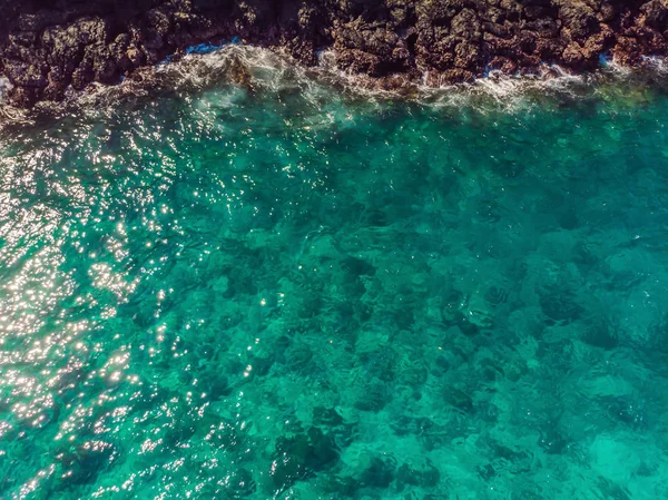 Pareja de snorkel en el océano azul y el fondo de coral vista aérea superior — Foto de Stock