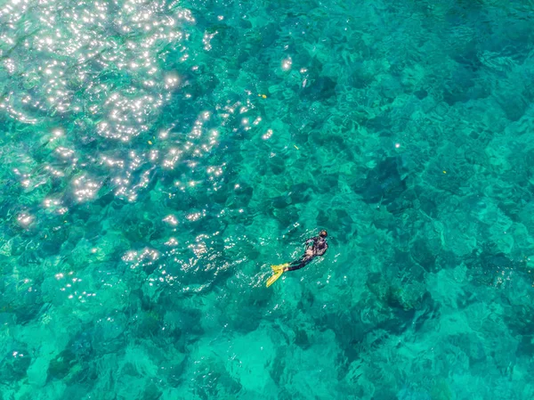 Couple plongée en apnée dans la mer bleue océan et fond corail vue aérienne dessus — Photo