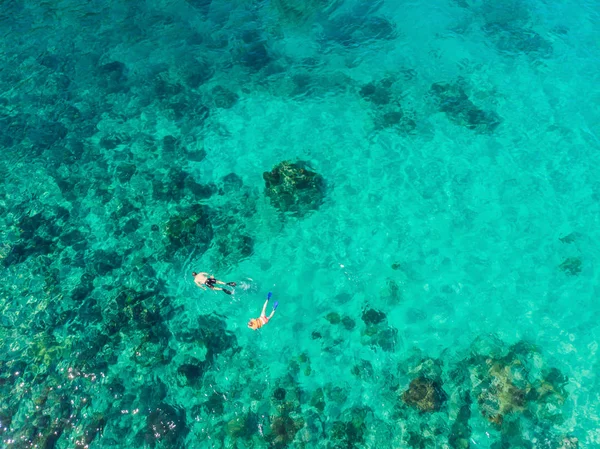 Couple plongée en apnée dans la mer bleue océan et fond corail vue aérienne dessus — Photo