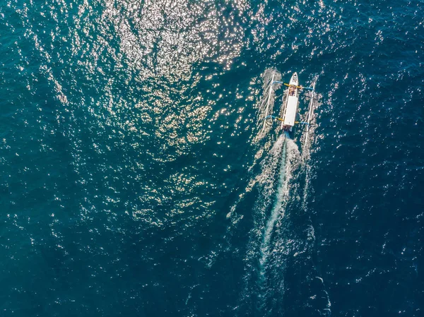 Vista aérea del dron de los barcos de buceo y snorkel alrededor de la hermosa tropical — Foto de Stock
