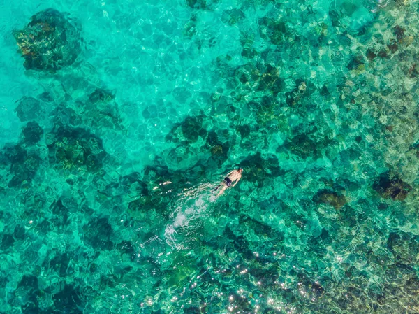 Couple plongée en apnée dans la mer bleue océan et fond corail vue aérienne dessus — Photo