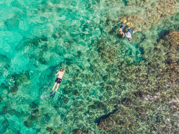 Couple plongée en apnée dans la mer bleue océan et fond corail vue aérienne dessus — Photo