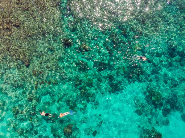 Couple plongée en apnée dans la mer bleue océan et fond corail vue aérienne dessus — Photo