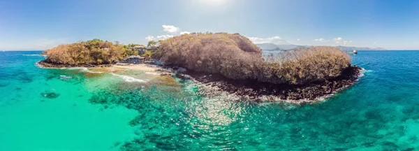 푸른 바다와 산호 배경 공중 탑 보기에서 커플 스노클링 — 스톡 사진