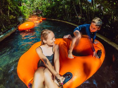 Anne ve oğlu su parkında iyi eğlenceler.