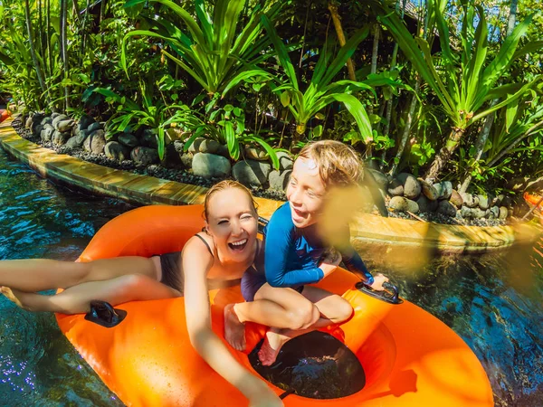 Mãe e filho se divertir no parque aquático — Fotografia de Stock