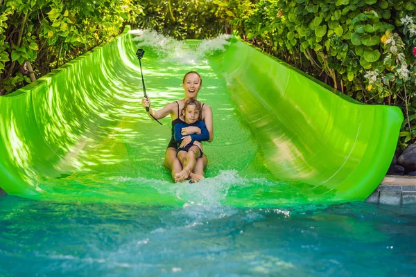 Mom and son have fun at the water park — Stock Photo, Image