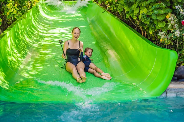 Mamá e hijo se divierten en el parque acuático — Foto de Stock