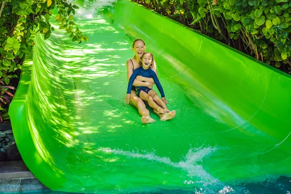 Mãe e filho se divertir no parque aquático — Fotografia de Stock