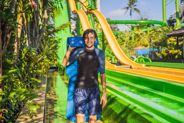 L'homme s'amuse au parc aquatique — Photo