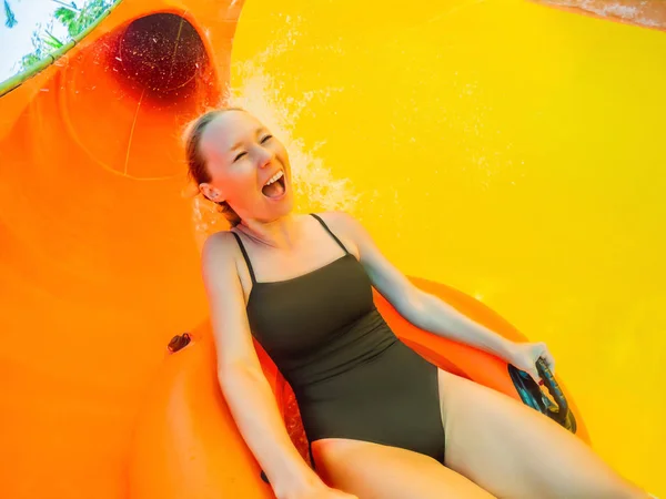 Criança feliz se divertir na água slike na piscina exterior — Fotografia de Stock