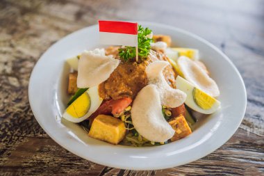 Gado-gado Endonezya salata fıstık sos ile. Malzemeler: tofu, ıspanak, çalı fasulyesi, soya filizi, patates, salatalık ve haşlanmış yumurta