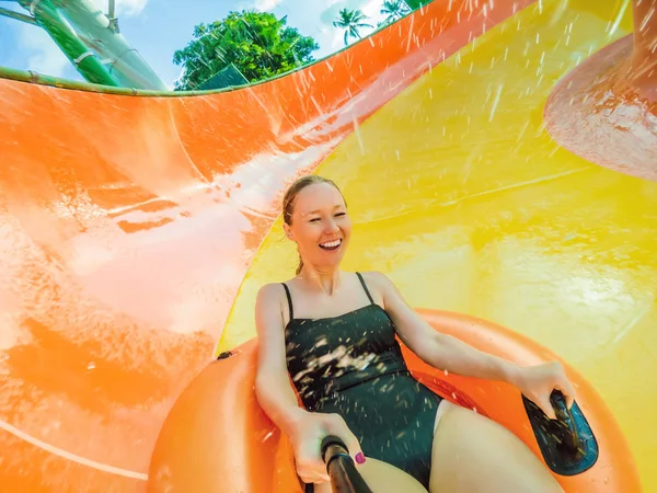 Boldog gyermek szórakozás a víz slike a szabadtéri úszómedence — Stock Fotó