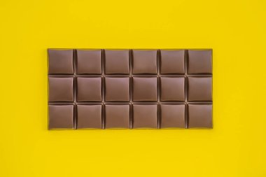 Sarı arka planda lezzetli çikolata